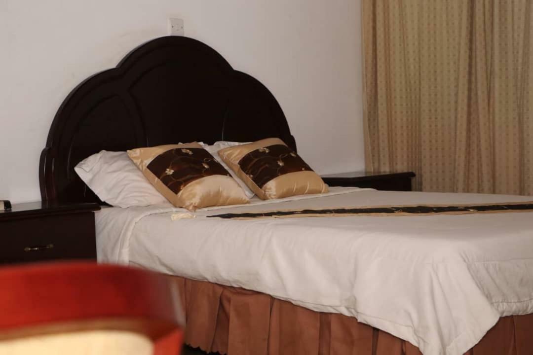 Luxury West Hotel Adenta Eksteriør bilde